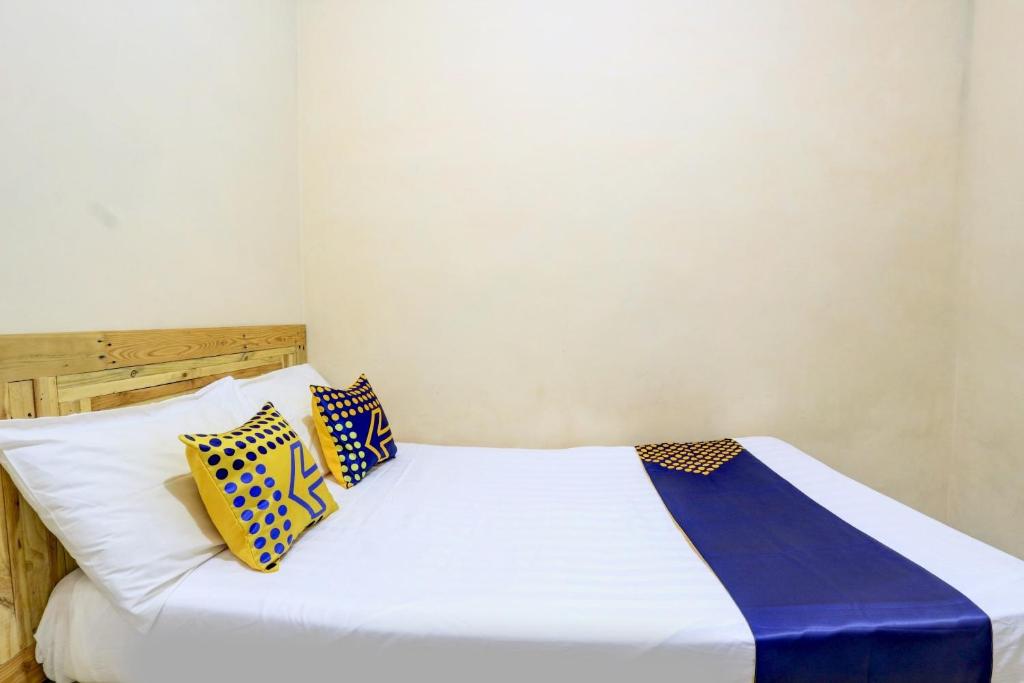 Postel nebo postele na pokoji v ubytování SPOT ON 90156 Hotel Ramayana