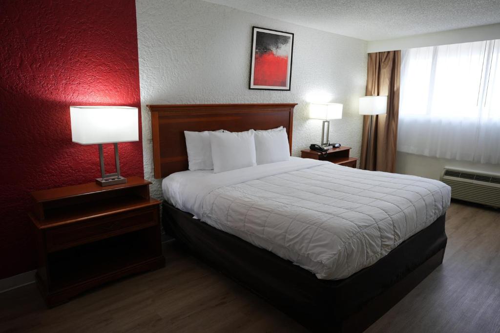 Postel nebo postele na pokoji v ubytování Clarion Hotel Broken Arrow - Tulsa