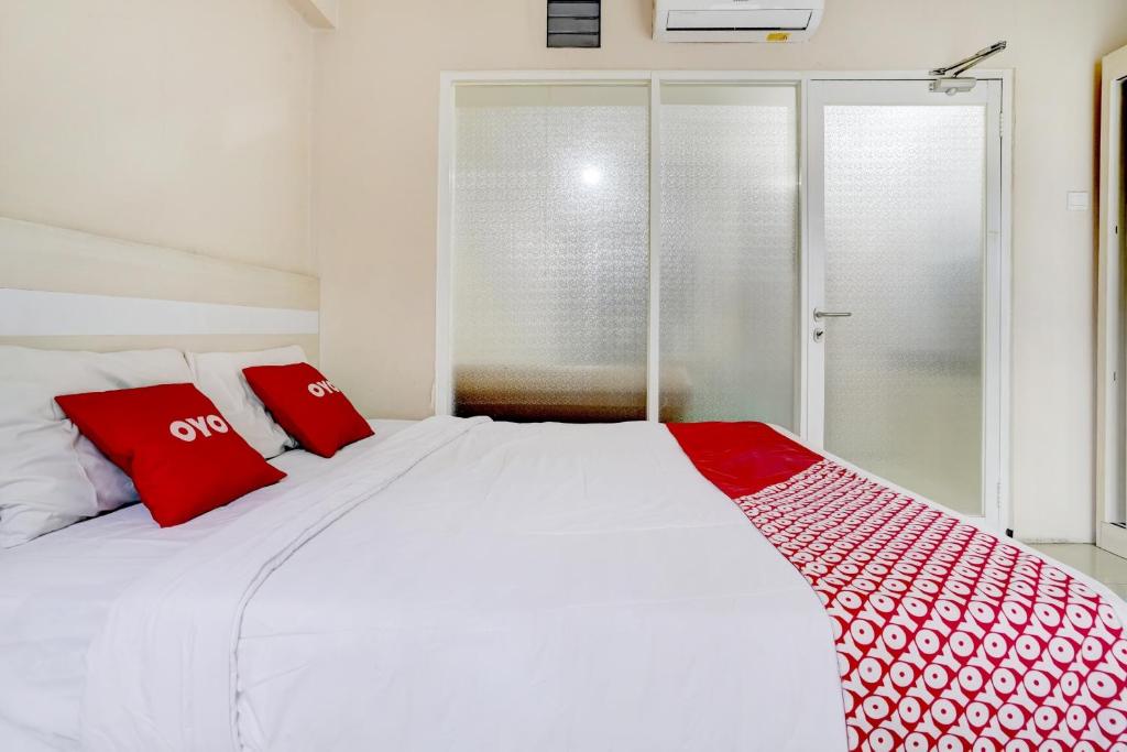 Postel nebo postele na pokoji v ubytování Collection O 90205 Queen Rent Apartment Gateway Pasteur