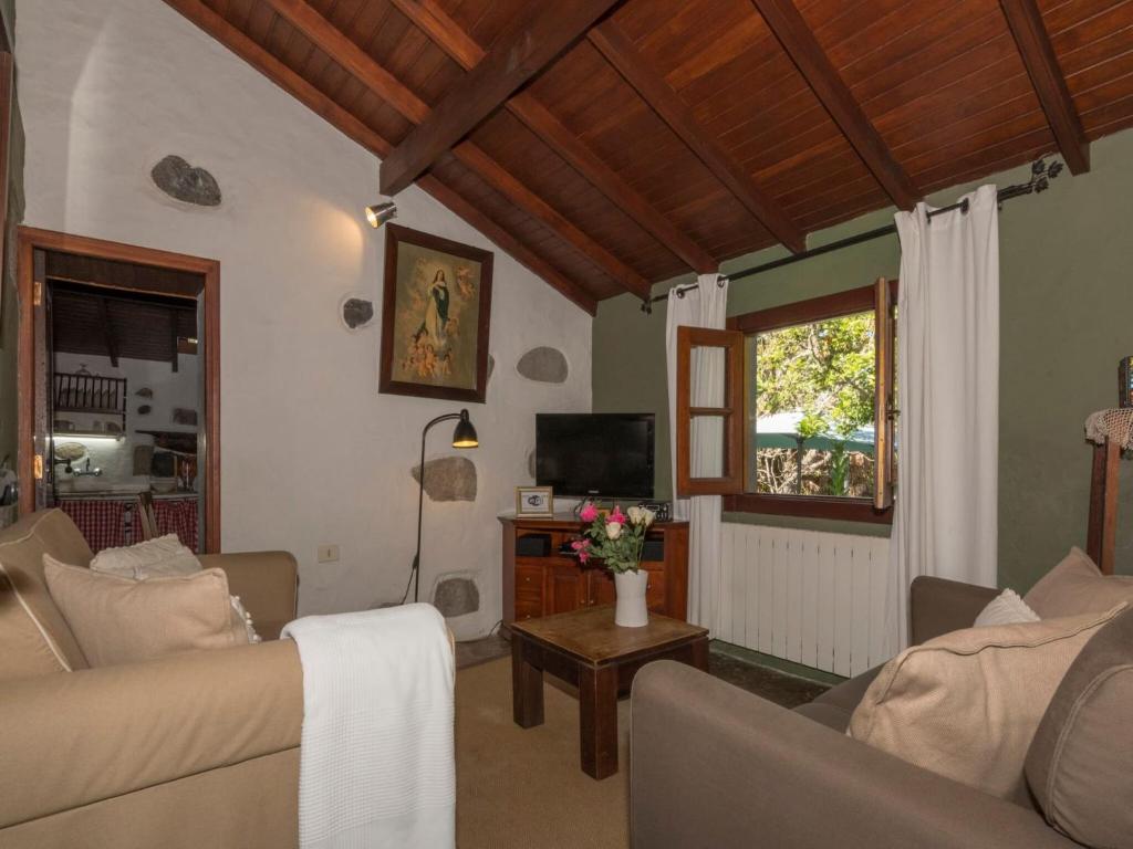 TV a/nebo společenská místnost v ubytování Cottage with shared pool in Fontanales