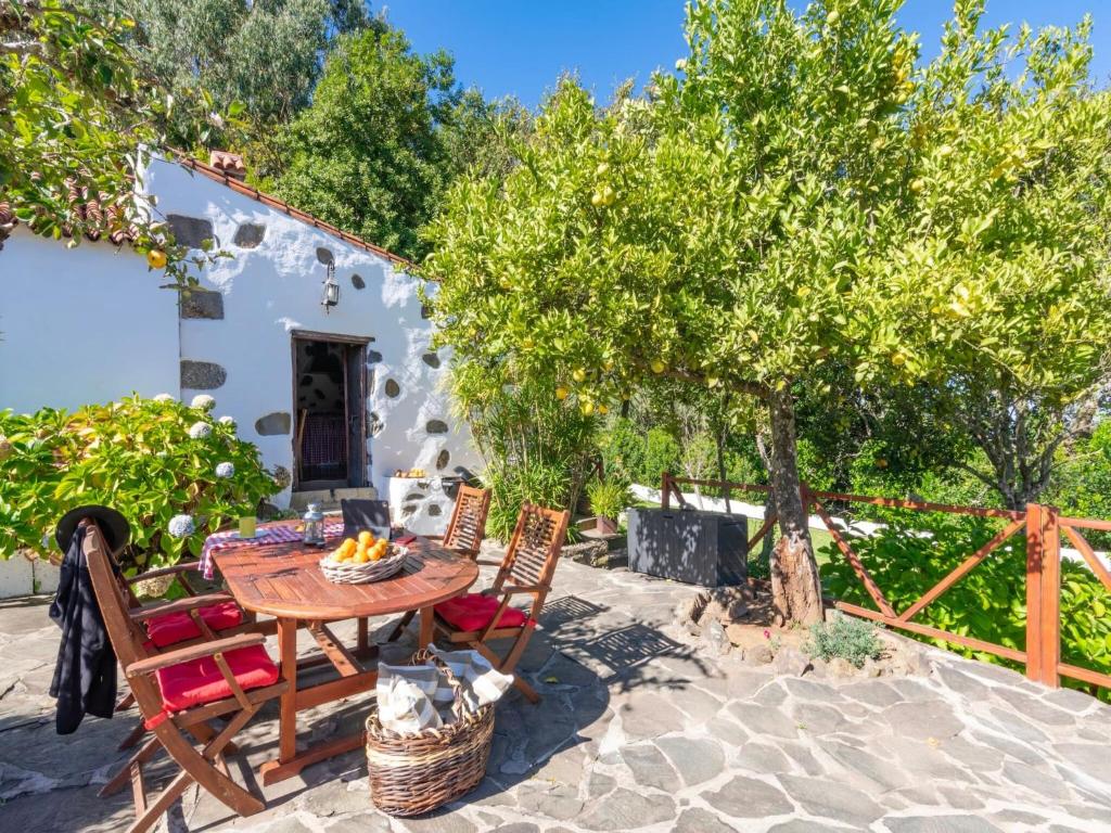 Zahrada ubytování Cottage with shared pool in Fontanales