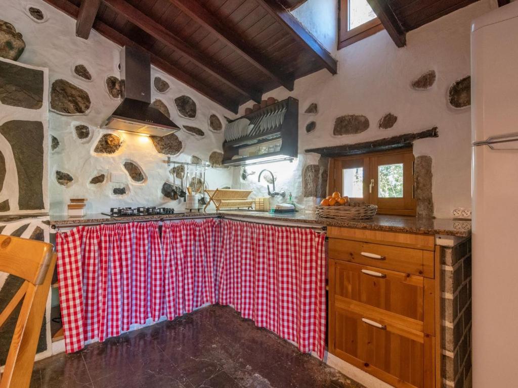Kuchyň nebo kuchyňský kout v ubytování Cottage with shared pool in Fontanales