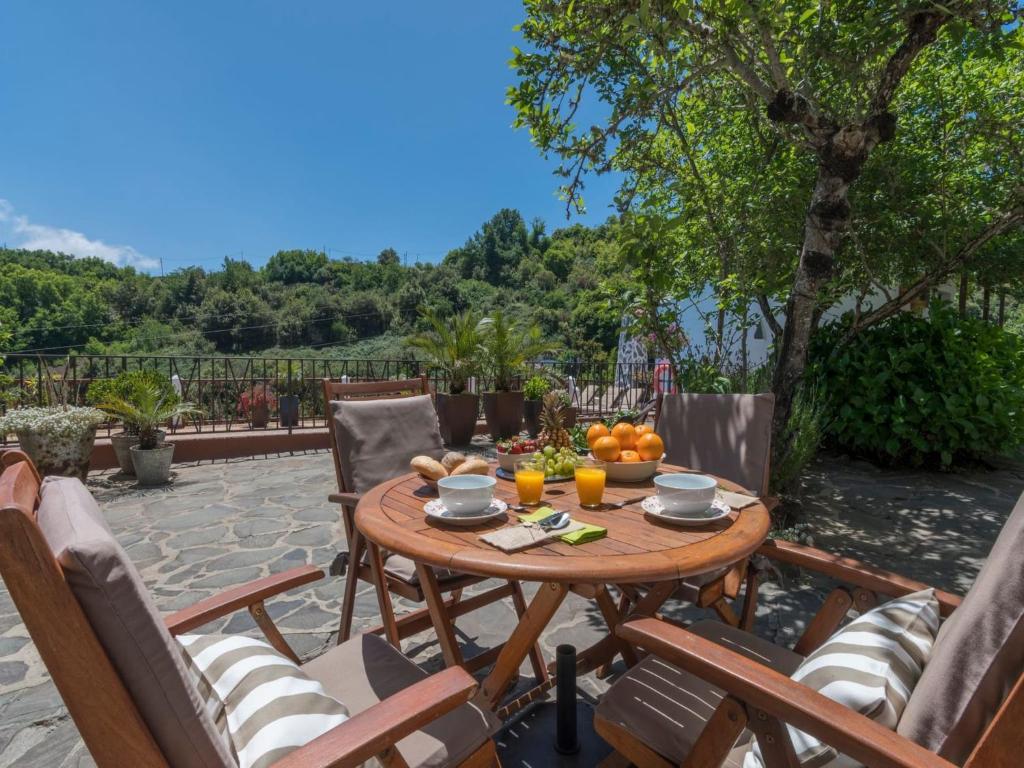 Zahrada ubytování Cottage with shared pool in Fontanales