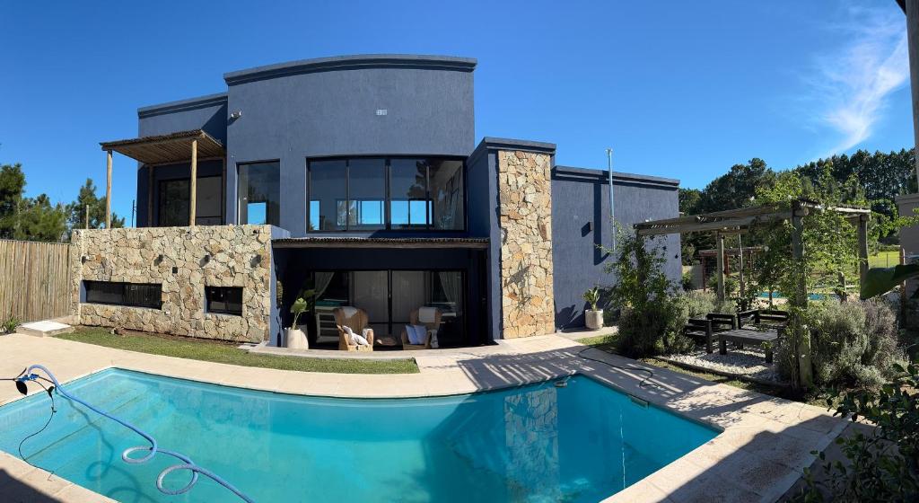 una casa con una piscina di fronte di El Descanso! a Concordia