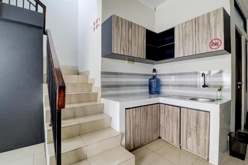 Kuchyň nebo kuchyňský kout v ubytování OYO 90215 Ada Residence