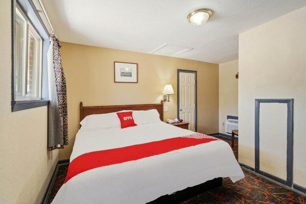 Postel nebo postele na pokoji v ubytování OYO Hotel Luling TX Downtown I-10/US-90