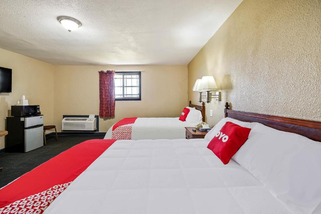 Postel nebo postele na pokoji v ubytování OYO Hotel Luling TX Downtown I-10/US-90