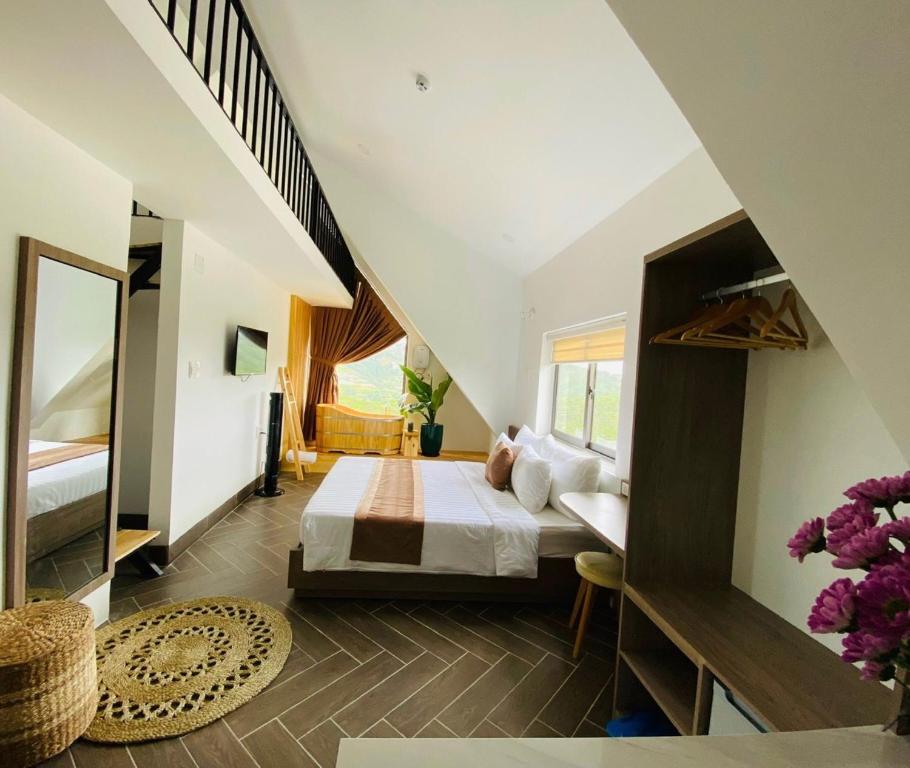 - une grande chambre avec un lit et un escalier dans l'établissement Nắng's Villa & Coffee, à Ấp Ða Lợi