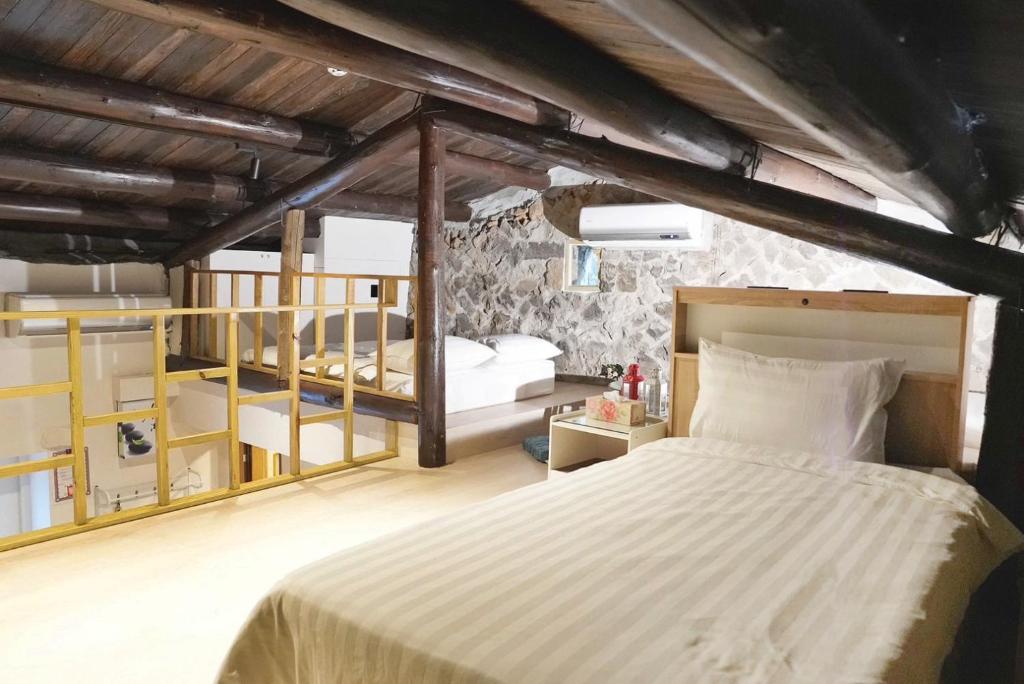 Postel nebo postele na pokoji v ubytování 九份輕旅民宿