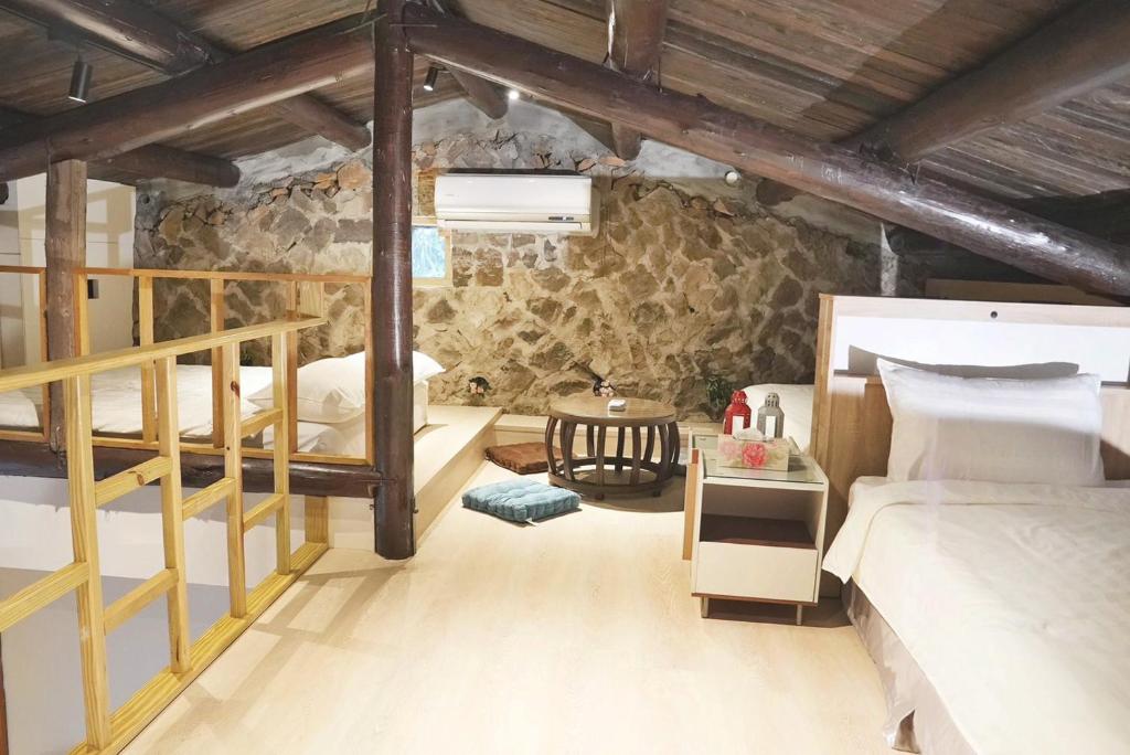 Postel nebo postele na pokoji v ubytování 九份輕旅民宿