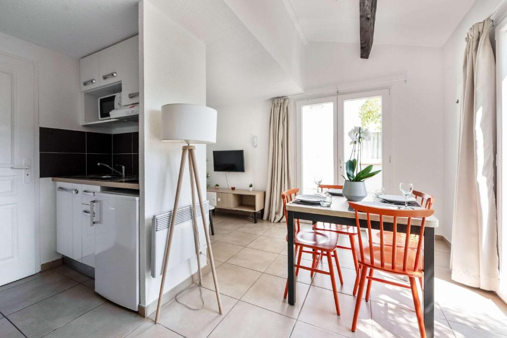 Kuchyň nebo kuchyňský kout v ubytování Comfort Aparthotel Mandelieu la Napoule Village
