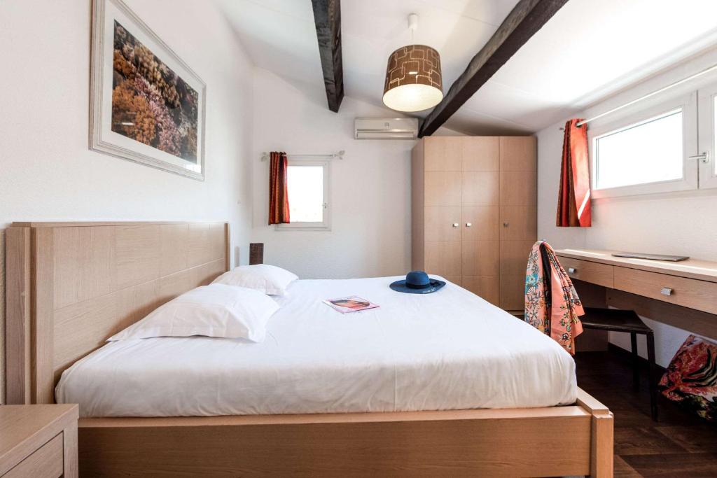 Postel nebo postele na pokoji v ubytování Comfort Aparthotel Mandelieu la Napoule Village