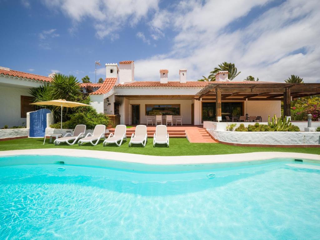 una piscina frente a una casa en Chalet in Maspalomas with Heated Pool, en San Bartolomé