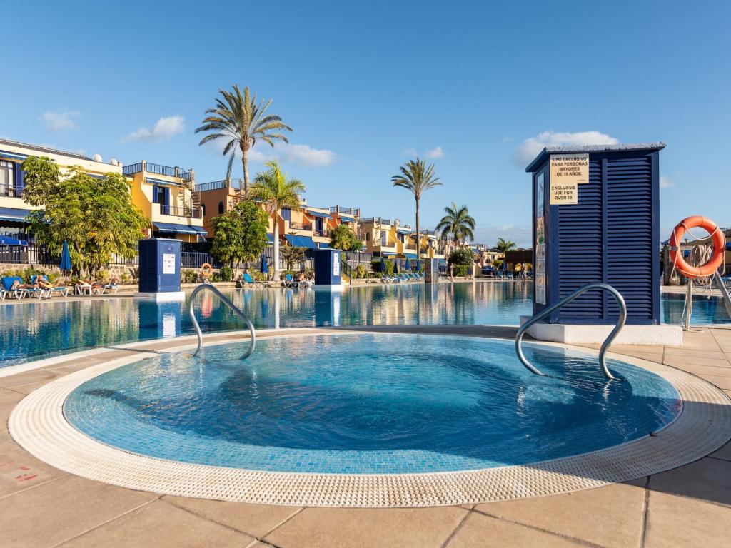 una gran piscina con un aro de natación en el medio en Duplex in Meloneras near Maspalomas Beach, en Maspalomas