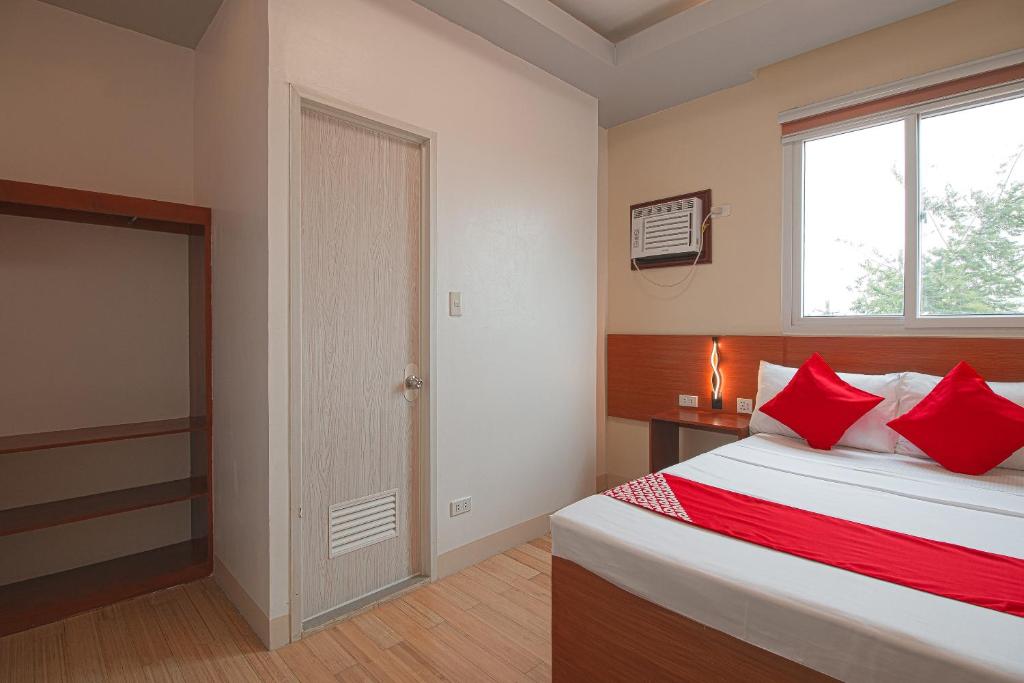 Postel nebo postele na pokoji v ubytování OYO 685 K Fortune Apartelle