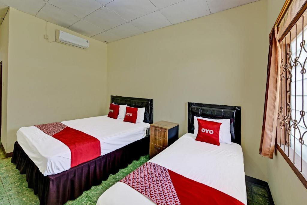 Postel nebo postele na pokoji v ubytování OYO 90443 Hotel New Kartika In