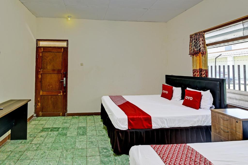 Postel nebo postele na pokoji v ubytování OYO 90443 Hotel New Kartika In