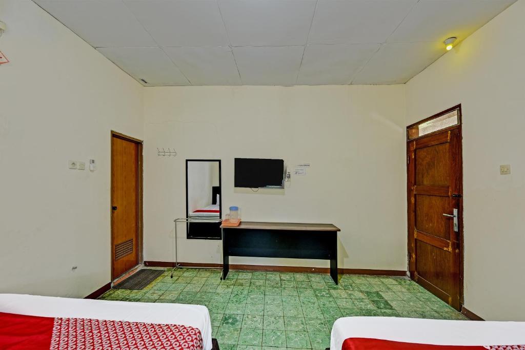 TV a/nebo společenská místnost v ubytování OYO 90443 Hotel New Kartika In