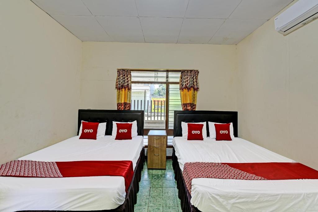 Postel nebo postele na pokoji v ubytování OYO 90443 Hotel New Kartika In