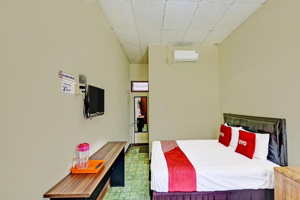 Postel nebo postele na pokoji v ubytování OYO 90443 Hotel New Kartika In
