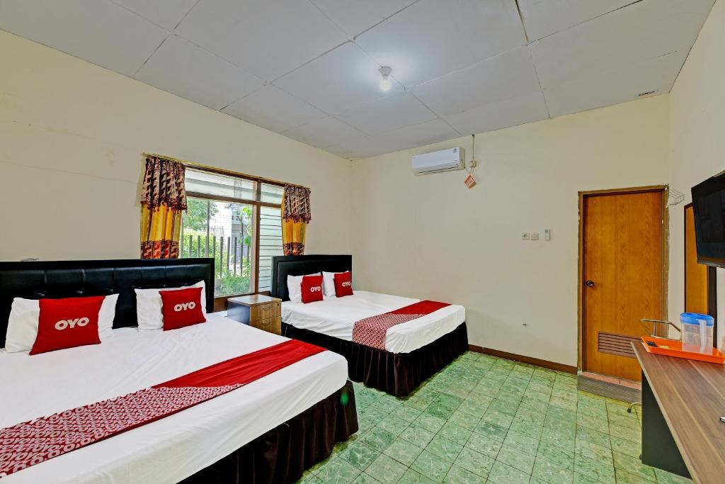 Postel nebo postele na pokoji v ubytování OYO 90443 Hotel New Kartika In