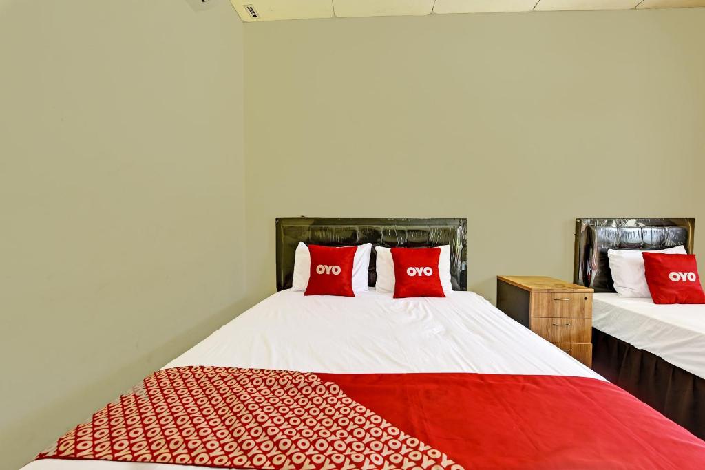 Postel nebo postele na pokoji v ubytování OYO 90443 Hotel New Kartika In