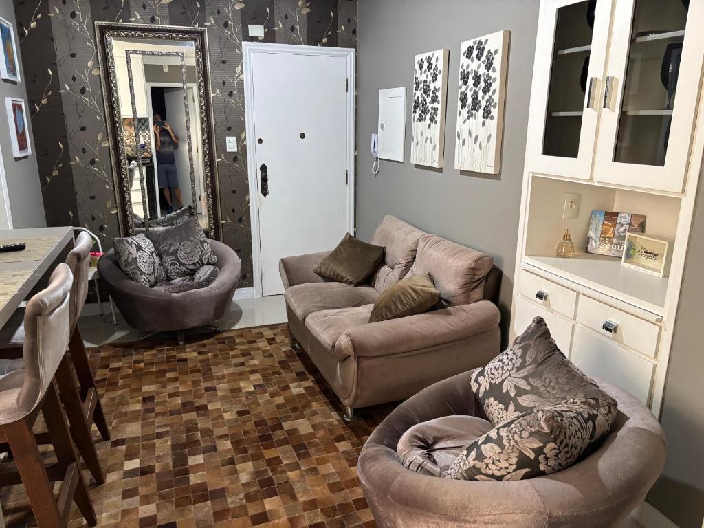 a living room with two chairs and a couch at Apto 2 dorm - Requinte- Santos in Santos