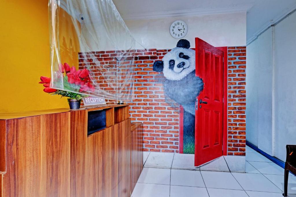 un murale di un panda sul lato di un muro di Hotel O Near Mall Ciputra 2 a Semarang