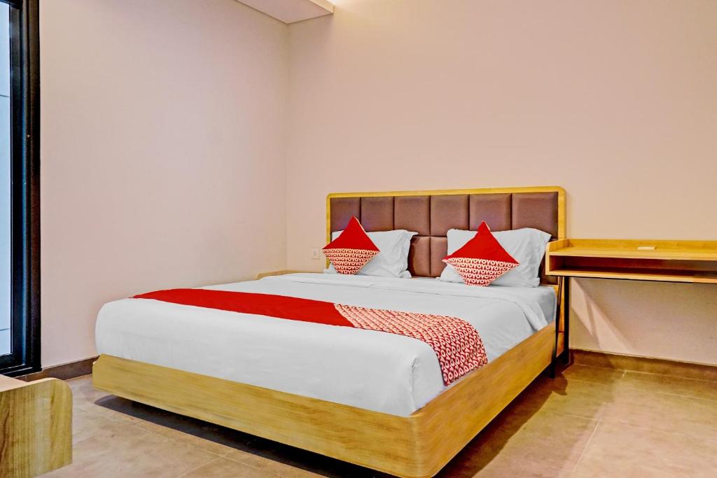 Postel nebo postele na pokoji v ubytování Super OYO Capital O 90635 Tango Juliet Residence