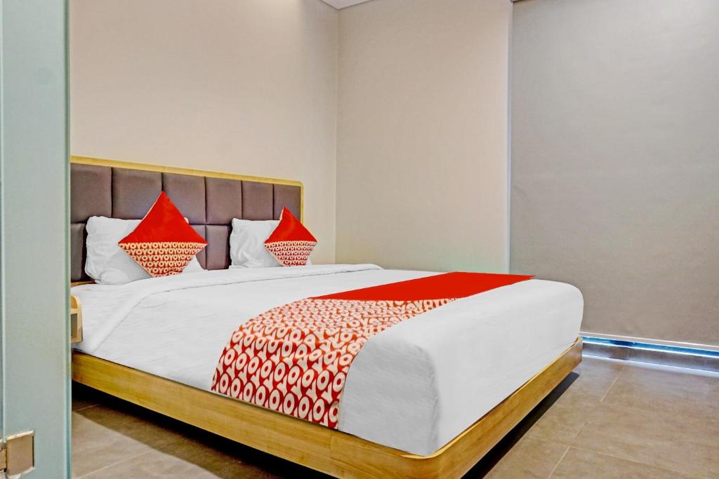 Postel nebo postele na pokoji v ubytování Super OYO Capital O 90635 Tango Juliet Residence