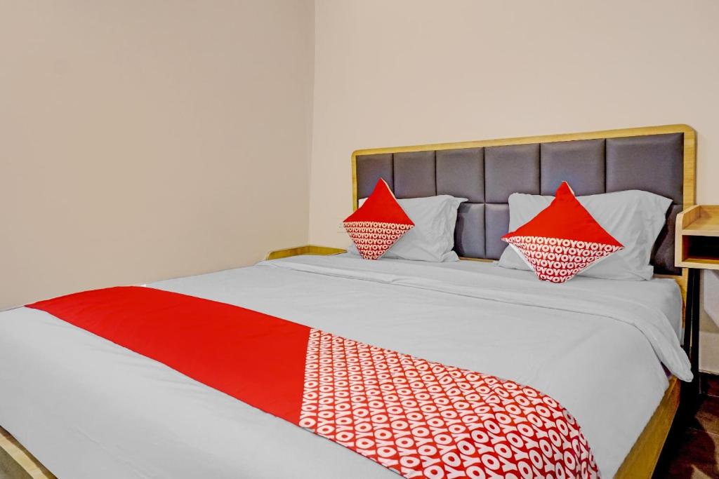 Postel nebo postele na pokoji v ubytování Super OYO Capital O 90635 Tango Juliet Residence