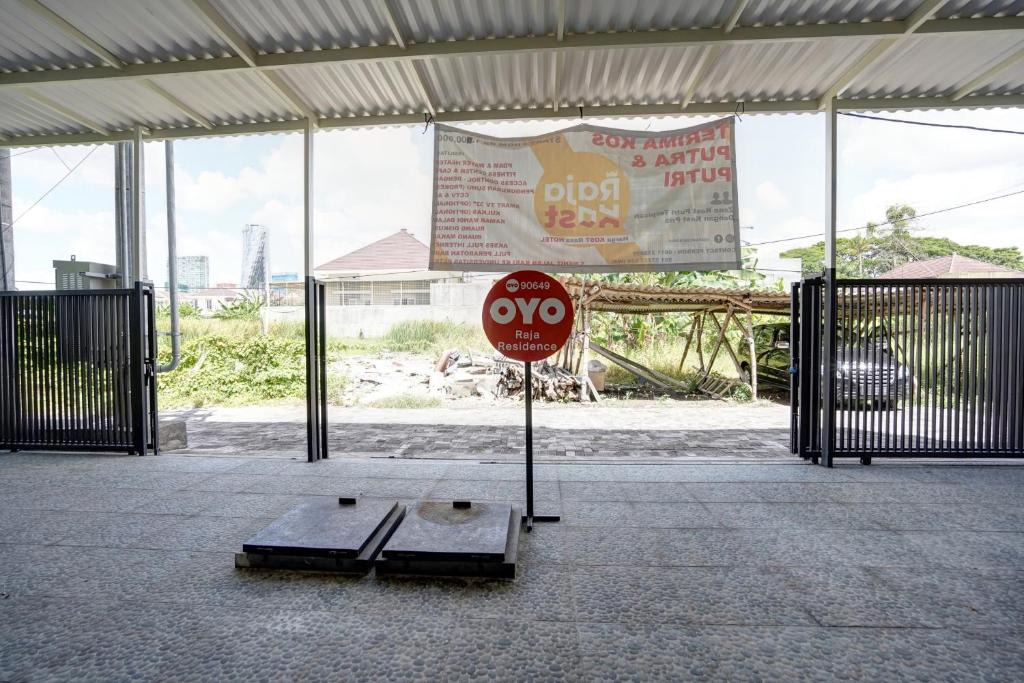 una señal de alto sentada frente a una puerta en OYO Life 90649 Raja Residence Syariah, en Surabaya