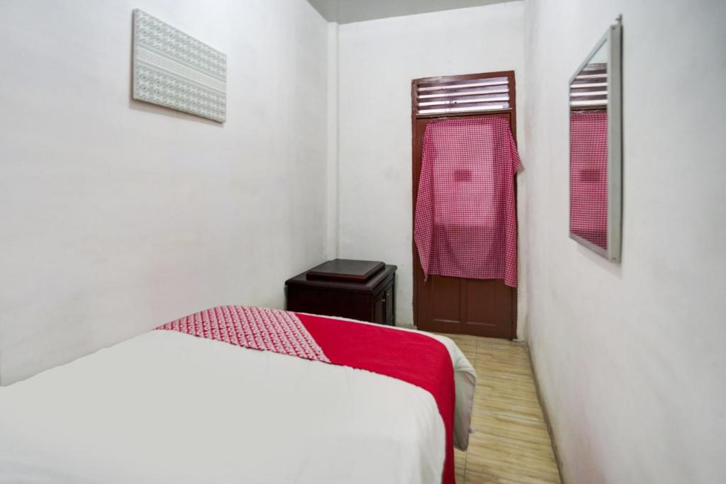 Postel nebo postele na pokoji v ubytování OYO 90645 Karisma Residence