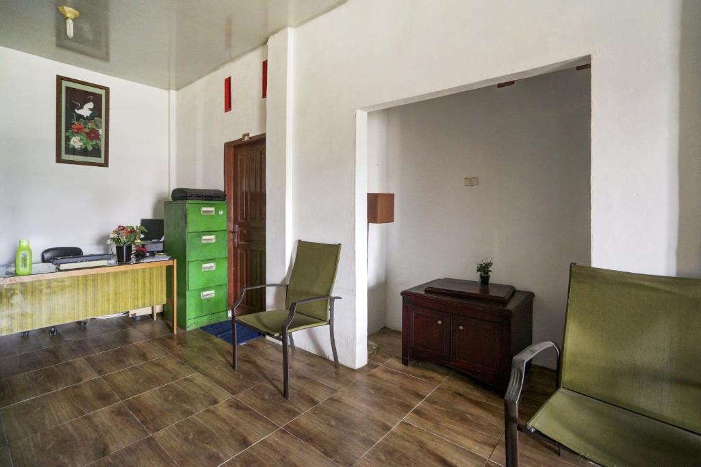 Posezení v ubytování OYO 90645 Karisma Residence