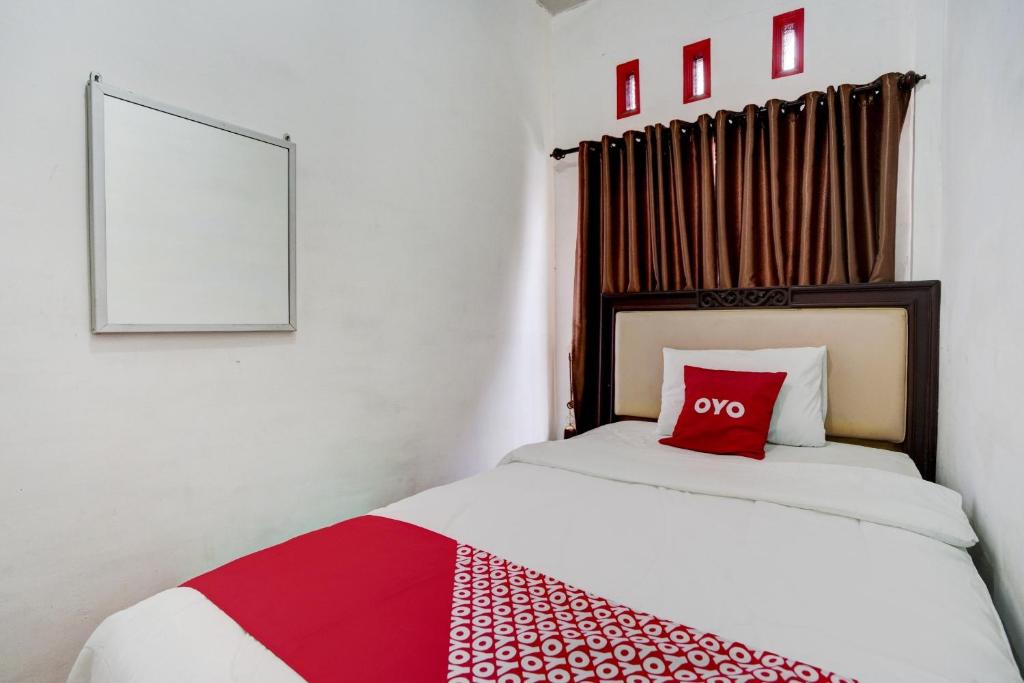 Postel nebo postele na pokoji v ubytování OYO 90645 Karisma Residence