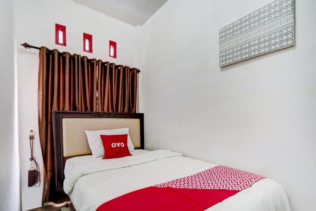 Postel nebo postele na pokoji v ubytování OYO 90645 Karisma Residence