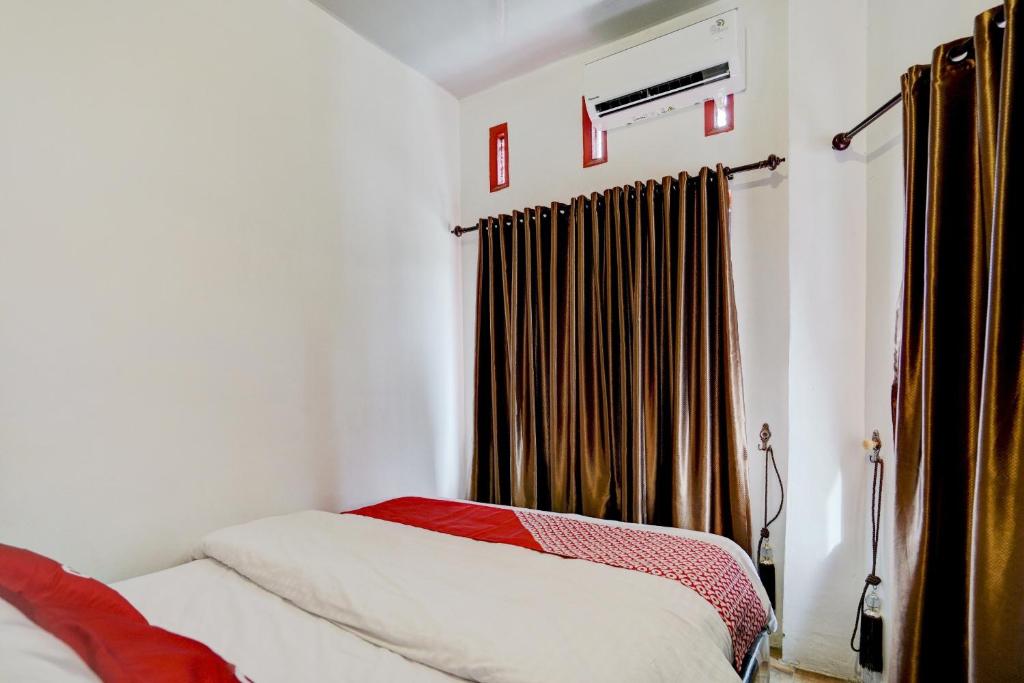 Postel nebo postele na pokoji v ubytování OYO 90645 Karisma Residence