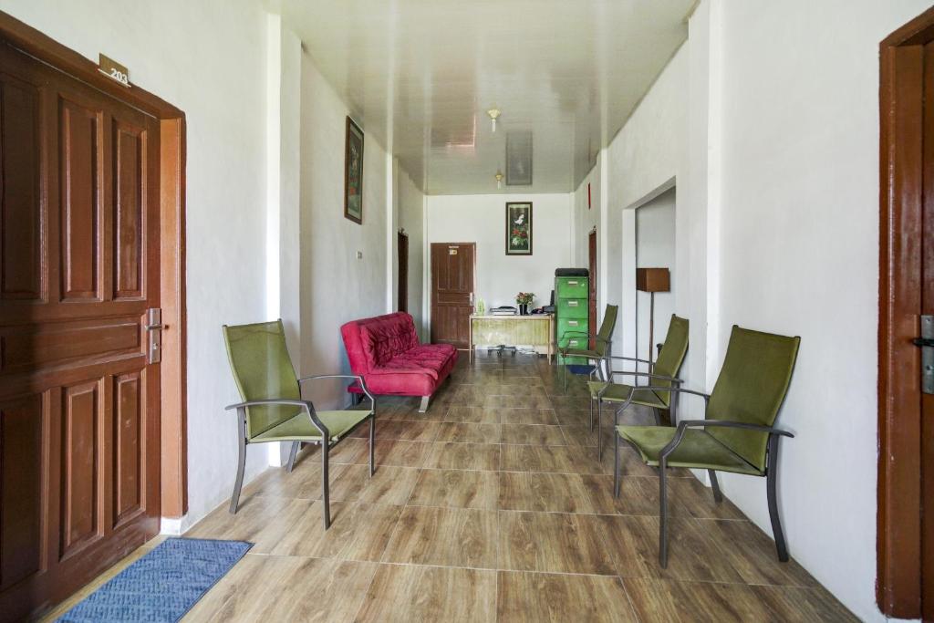 Posezení v ubytování OYO 90645 Karisma Residence