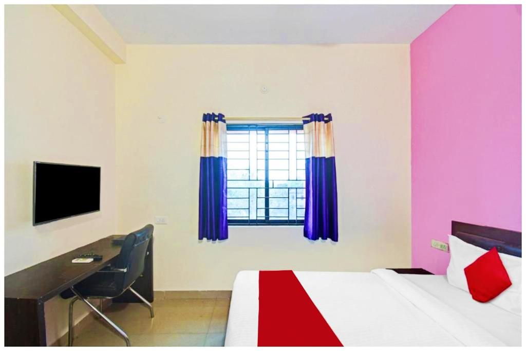Postel nebo postele na pokoji v ubytování Hotel S R PALACE BHUBANESWAR with wifi-parking and Air conditioned