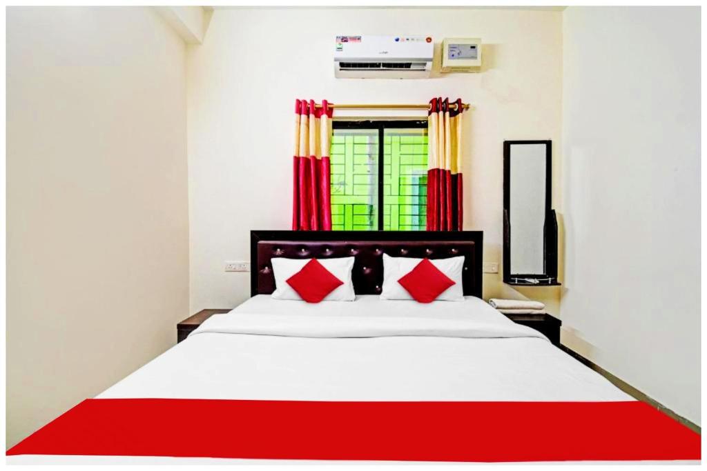 Postel nebo postele na pokoji v ubytování Hotel S R PALACE BHUBANESWAR with wifi-parking and Air conditioned