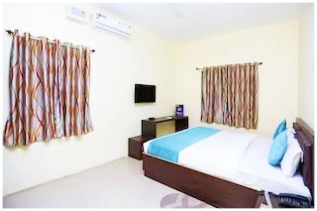 Postel nebo postele na pokoji v ubytování Hotel S R PALACE BHUBANESWAR with wifi-parking and Air conditioned