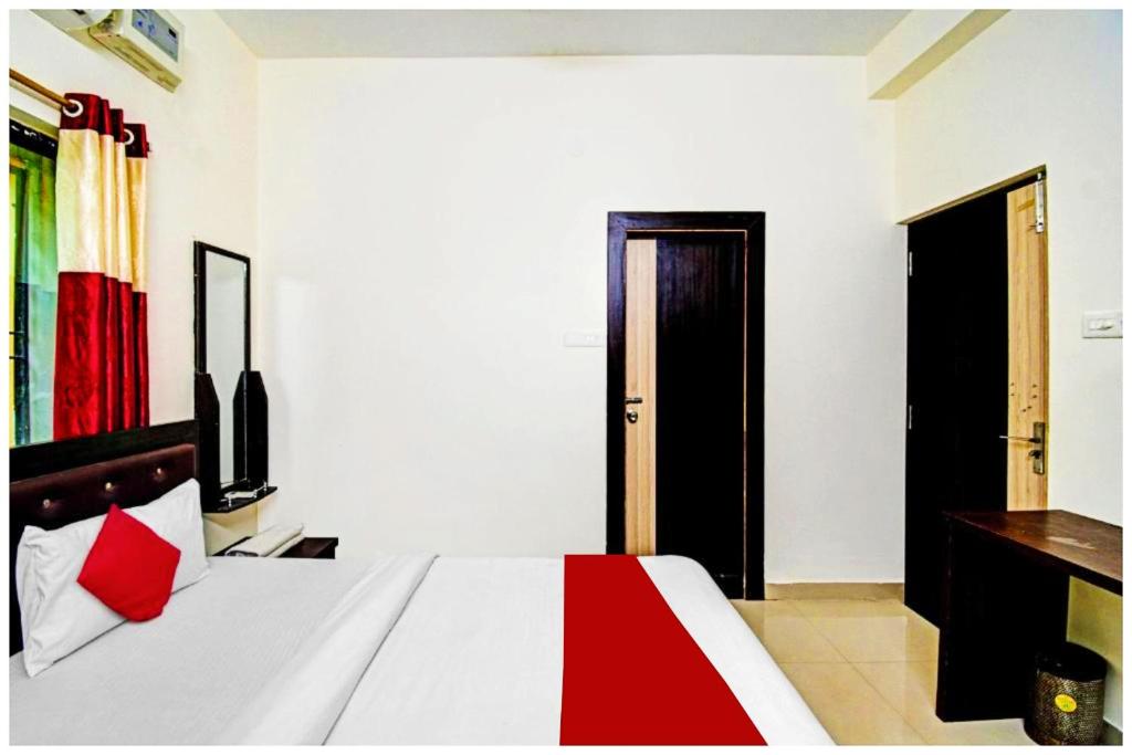 Postel nebo postele na pokoji v ubytování Hotel S R PALACE BHUBANESWAR with wifi-parking and Air conditioned