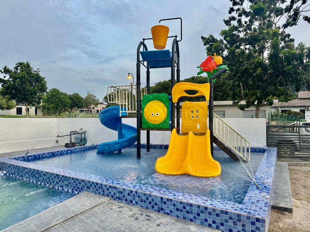 La pileta dentro o cerca de Mini waterpark Pool BBQ Karaoke Game Station Luxury Villa 40pax A famosa resort Lot 1054