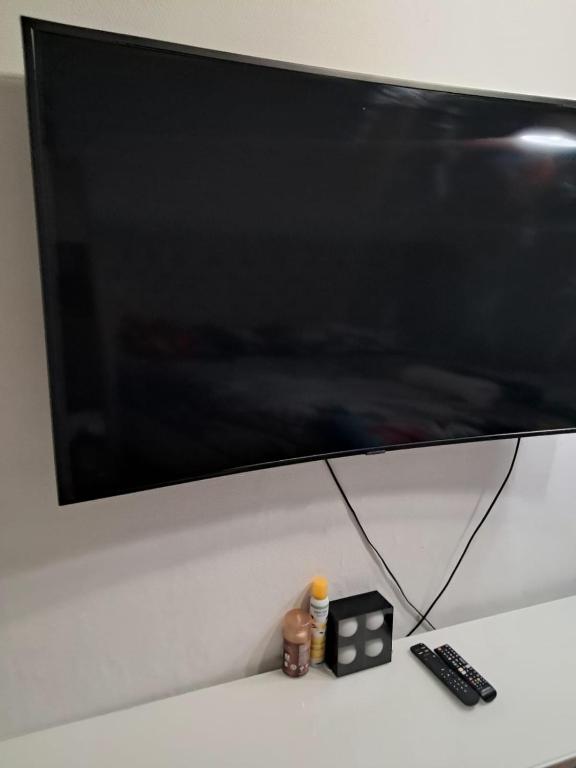 - une télévision murale à écran plat avec télécommande dans l'établissement 4 pieces disponible, à Nanterre