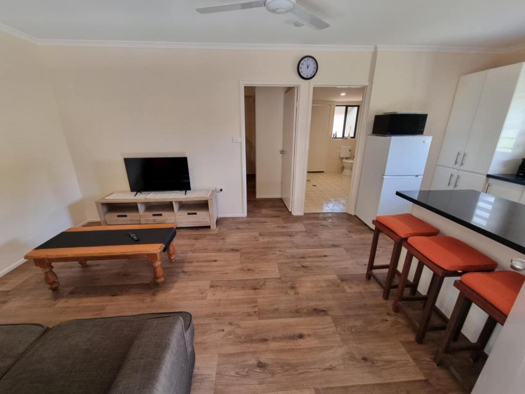 Η κουζίνα ή μικρή κουζίνα στο Captain's Retreat- Officer's Quarters