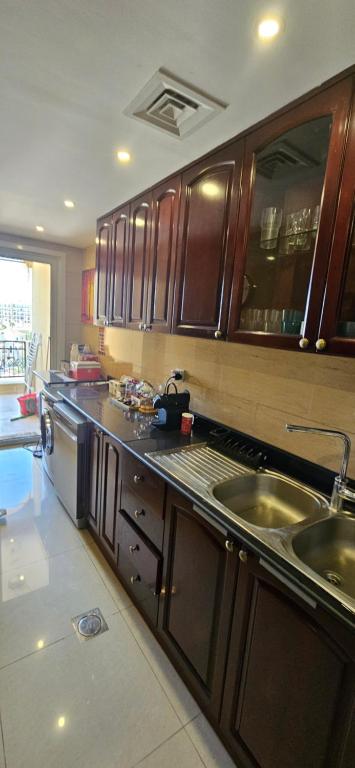 Köök või kööginurk majutusasutuses Big 2br Apartment close to the sea and Golf course
