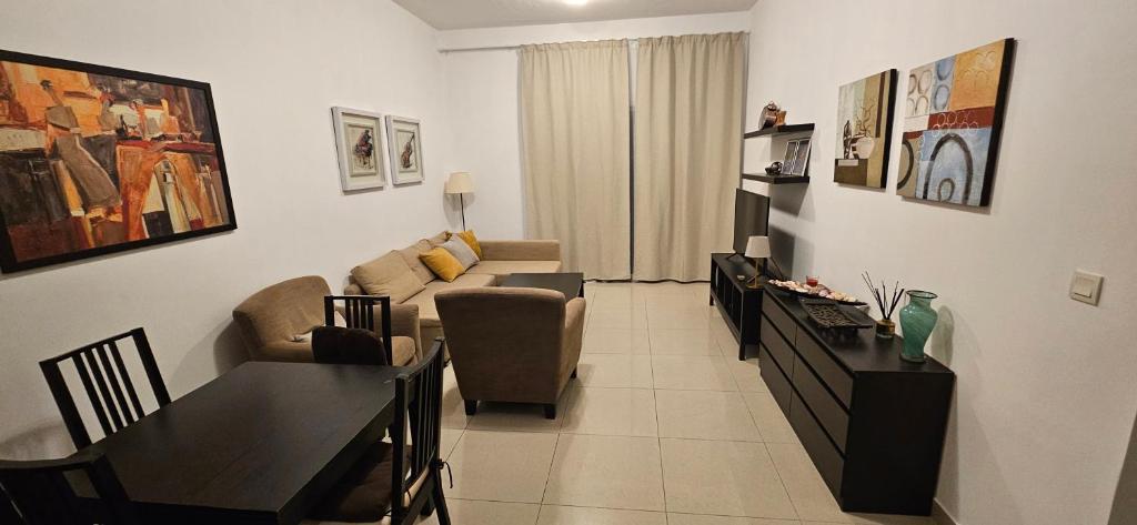 Istumisnurk majutusasutuses Big 2br Apartment close to the sea and Golf course