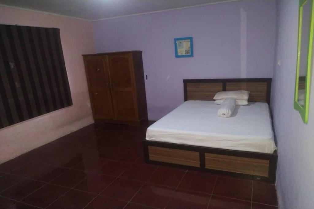 OYO 90699 Yellow White Guesthouse Palu - Housity