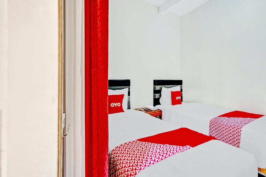 Postel nebo postele na pokoji v ubytování Hotel Kalimantan Surabaya Syariah