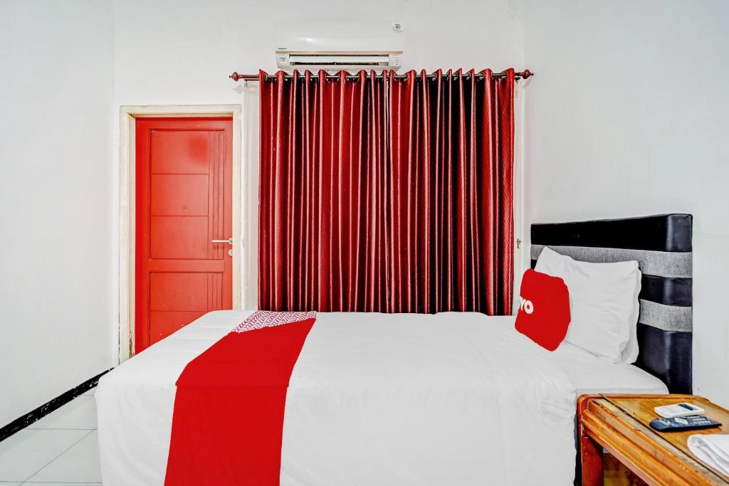 Postel nebo postele na pokoji v ubytování Hotel Kalimantan Surabaya Syariah